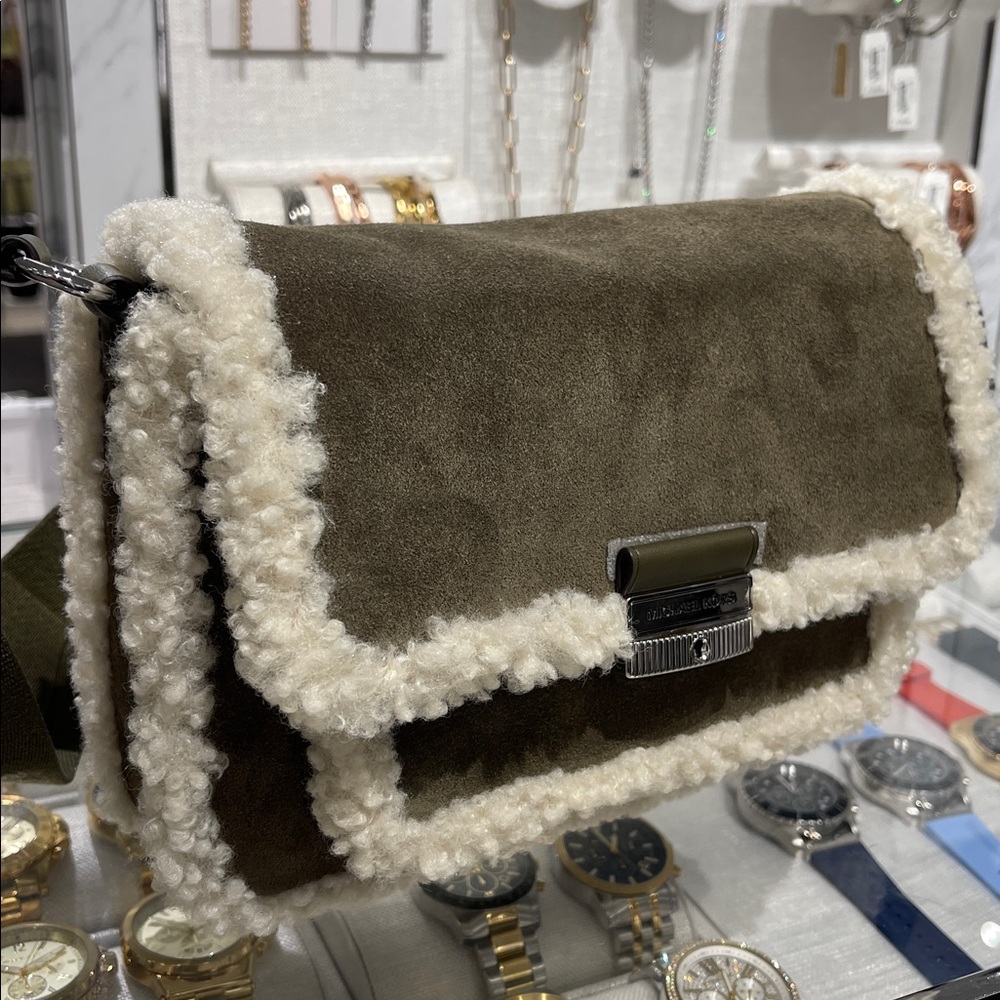 MICHAEL KORS Bradshaw Medium Suede and Faux Shearling Messenger Bag
Olive
NWT
L - Picture 2 of 16